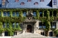 Rathaus zu Quedlinburg mit Säulenportal und Wappen