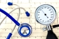 Blutdruck Kontrolle, Stethoskop und EKG Kurve. Richtiges Blutdruck messen., Blood pressure monitor, stethoscope and ECG curve. Correct blood pressure measurement.