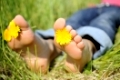 junge frau liegt barfuss auf einer wiese young woman is barefoot in a meadow