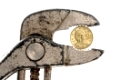 Griechische Euro-Münze in einer rostigen Zange als Symbol für die Zahlungsschwierigkeiten des EU-Mitgliedsstaates /  Greek Euro coin in rusty pliers as symbol for the fincancial problems of that country