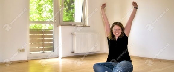 Junge Frau in ihrer ersten eigenen Wohnung