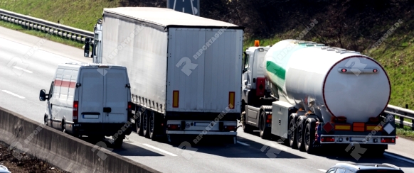 Lastwagen auf der Autobahn. Transport auf der Straße für Güter.