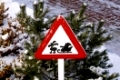 Schild mit Weihnachtsmann auf Schlitten und Rentier im Winter - Road sign with Santa Claus on sledges and reindeer in winter