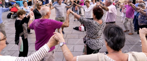 Katalanen tanzen Sardana in Barcelona, Foto: Robert B. Fishman, 4.10.2014