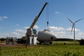 Aufstellen einer Windkraftanlage in Nordfriesland, Monteure arbeiten am Antrieb der Schwerkran leister Schwerstarbeit (MRs vorhanden)