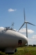Aufstellen einer Windkraftanlage in Nordfriesland, Monteure arbeiten am Antrieb (MRs vorhanden)