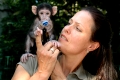 Heike Nold aus dem Tierpark in Da-Pfungstadt mit ihrem Pflegekind einem ...