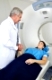 Arzt und Patient reden vor einer Computertomographie im MRT