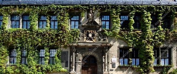 Rathaus zu Quedlinburg mit Säulenportal und Wappen