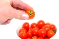 Kleine, reife Tomaten vor weißem HintergrundRed tomatoes in front fo a white background