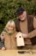 Nistkastenbau, Großvater, Opa und Enkelkind, Kind bauen gemeinsam einen Vogel-Nistkasten für Meisen aus Holz, fertiger Bausatz
