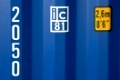 Verschiedene Zeichen und Beschriftungen an einem Container