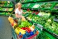 Eine junge Frau beim Einkauf vopn Obst und Gemüse in einem Supermarkt