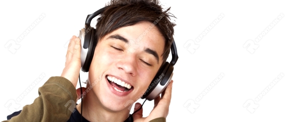 Jugendlicher hört mit Kopfhörer Musik und singt. Freigestellt auf weißem Hintergrund. Male Teenager listening to music via headphone and sings. Isolated on white background.