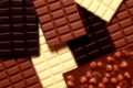 Viele unterschiedliche Sorten Schokolade liegen übereinander