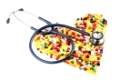 Stethoskop und Tabletten in herzförmiger Anordnung, Symbolfoto für Herzkrankheiten, Diagnostik und Medikation