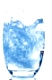 Wasser wird in ein Glas gegossen, Symbolfoto für Trinkwasser, Frische, Bedarf und Verbrauch