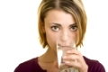Junge Frau trinkt Wasser aus einem Glas