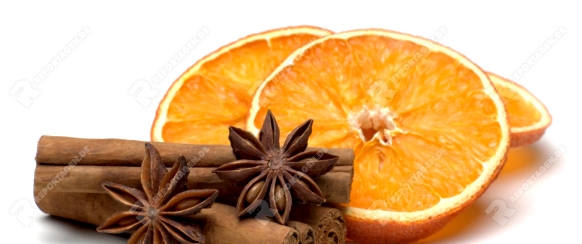 Orangenscheiben, Zimtstangen und Sternanis freigestellt 