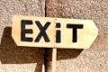 Ein Schild mit der Aufschrift EXIT