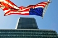 Bürogebäude und amerikanische Flagge in der Park Avenue, Manhattan, New York City, USA