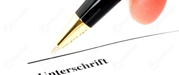 Unterschrift unter einem Dokument / Signing a document with ballpoint pen 
