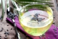 frischer Lavendelbluetentee in Tasse mit Blueten / fresh lavendar tea in a glass 