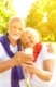 Glückliches Paar Senioren macht Selfie im Herbst mit einem Smartphone im Garten