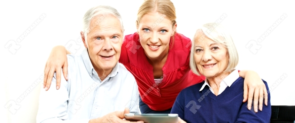 Familie mit Senioren und Tablet Computer gemeinsam im Internet