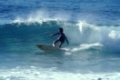 junger Surfer beim Bottom Turn am Keaau-Beach