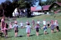 Trostberg: Kinder im Sommer 1944  beim Ringelreihen auf der Wiese vor dem Kindergarten an der Traunsteiner Strasse; betreut werden die Kinder hier von Berta Gruber, die sonst als Küchenhilfe im Kinderhort beschäftigt war