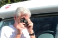 der Autor Arthur Pauli vor dem Reisemobil, fotografiert mit einer alten Nagel-Rollfilmkamera
