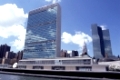 New York: das UN-Gebäude am East River, im Hintergrund das Chrysler-Building