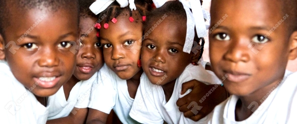 Projekt Foi Et Joie (auf Deutsch: Glaube und Freude in Haiti (Spanisch: Fe y Alegría)Besuch der Schule Ecole Nationale de Cazeau Enac. Kinder im Unterricht und am Spielen auf dem Pausenhof am 7.12.2012 in Port-au-Prince in Haiti.