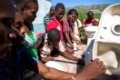 Projekt Foi Et Joie (auf Deutsch: Glaube und Freude in Haiti (Spanisch: Fe y Alegría)Besuch eines Ausbildungswerkes am 8.12.2012 in der Nähe von Port-au-Prince in Haiti.Mit Zuversicht in die Zukunft blicken, können die 1.243 jungen Frauen und Männer, die an Berufsbildungskursen von Fe y Alegría teilgenommen haben. Das Erdbeben 2010 verschärfte die Situation auf dem Arbeitsmarkt in Haiti. Schon zuvor herrschte gerade unter jungen Menschen eine hohe Arbeitslosigkeit und zugleich im Land ein großer Fachkräftemangel. Im April 2010 startete die erste Phase der „Linea 2“ mit dem Ziel Jugendlichen eine qualitativ hochwertige Berufsbildung zu bieten, die auch Praktika bei Unternehmen beinhaltet. In insgesamt elf Fachbereichen, angefangen bei A wie Automechaniker, über Elektriker, Friseur, Industriemechaniker, Installateur, Koch, Maurer, Metallbearbeiter, Schreiner, Schneider bis hin zum Techniker, wurden 977 junge Männer und 266 junge Frauen ausgebildet. Der Großteil der Teilnehmer fand schon innerhalb der ersten zwei Monate nach dem Abschluss der Ausbildung eine Stelle. Das ist nicht nur ein Hoffnungszeichen für die jungen Menschen, die jetzt eine Arbeit und somit ein eigenständiges Auskommen haben, sondern auch für das ganze Land, denn es zeigt, dass Fachkräfte gebraucht werden und der Wiederaufbau kein Traum bleibt. 