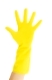 Der Handschuh aus Latex einer Putzfrau vor weißem Hintergrund.