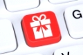 Internet Konzept Geschenke online Shopping E-Commerce einkaufen bestellen im Internet