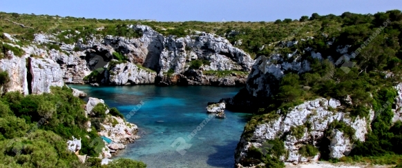 Die Doppelbucht Cales Coves auf Menorca                            