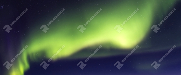 Nordlicht (Aurora borealis) ueber  verschneiter Landschaft, Gaellivare, Norrbotten, Lappland, Schweden, Maerz 2013