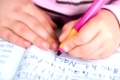 Kinderhände bei den ersten SchreibübungenChildrens hands at the first writing exercises