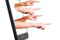 Viele Finger zeigen aus Smartphone in eine Richtung