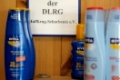 Schriftzug der geschäftstelle der DLRG Scharbeutz neben Sonnencreme