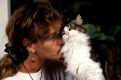 Frau schmust mit Norwegischer Waldkatze  /  Woman cuddles with Norwegian Forest Cat