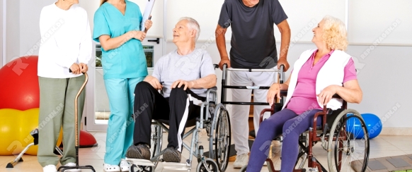 Gruppe Senioren mit und ohne Behinderung bei der Physiotherapie