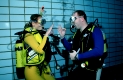 Tauchausbildung im Schwimmbad, OK Zeichen, Deutschland, München, Olympiabad|scuba diving lessons in a swimming pool, giving OK signal, Germany, Munich, Olympiabad