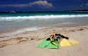 Flossen und Maske auf Sandstrand, Punta Cana, Karibik, Dominikanische Republik | Fins and mask on the beach , Punta Cana, Caribbean, Dominican Republic