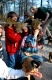 Besucher mit Totenkopfaeffchen im Zoo Apenheul, Apeldoorn in den Niederlanden
