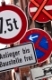 Schilderwald aus Verkehrszeichen an einer ffentlichen Baustelle