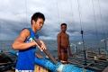 Walhaie und Fischer, Cenderawashi Bay, Irian Jaya, Indonesien