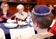 SederAbend (Vorabend des Pessach-Festes): Die jüdische Gemeinde liest die Haggadah (Geschichte des Auszugs des jüdischen Volkes aus ägyptischer Sklaverei)